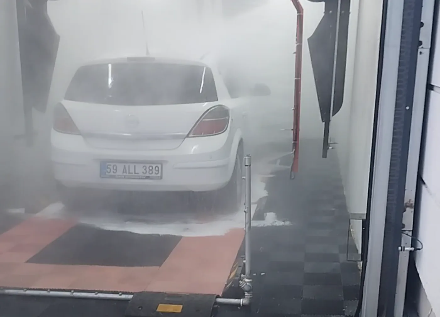 ZetaWash temassız yıkama makinesi çalışırken, basınçlı yıkama fazında binek araç