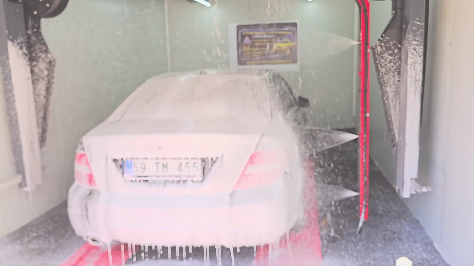 Saha ziyaretinde incelenebilen ZetaWash temassız araç yıkama ünitesi, çalışır hâlde